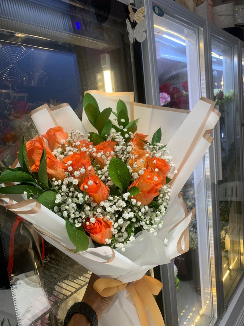 12 ORANGE ROSES