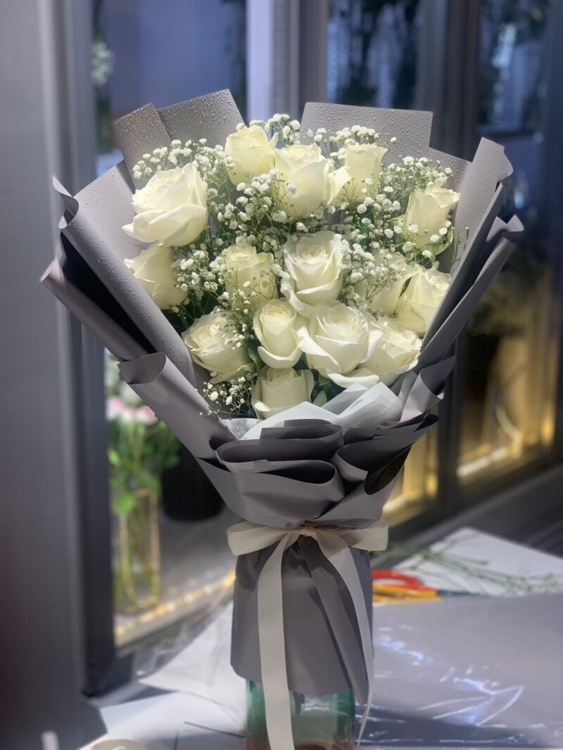15 WHITE ROSES